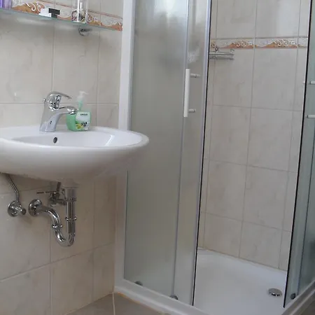 Vandrerhjem Strug Makole